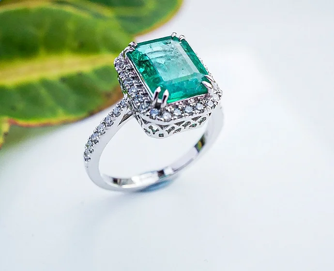 Majestic Emerald Ring - Menu