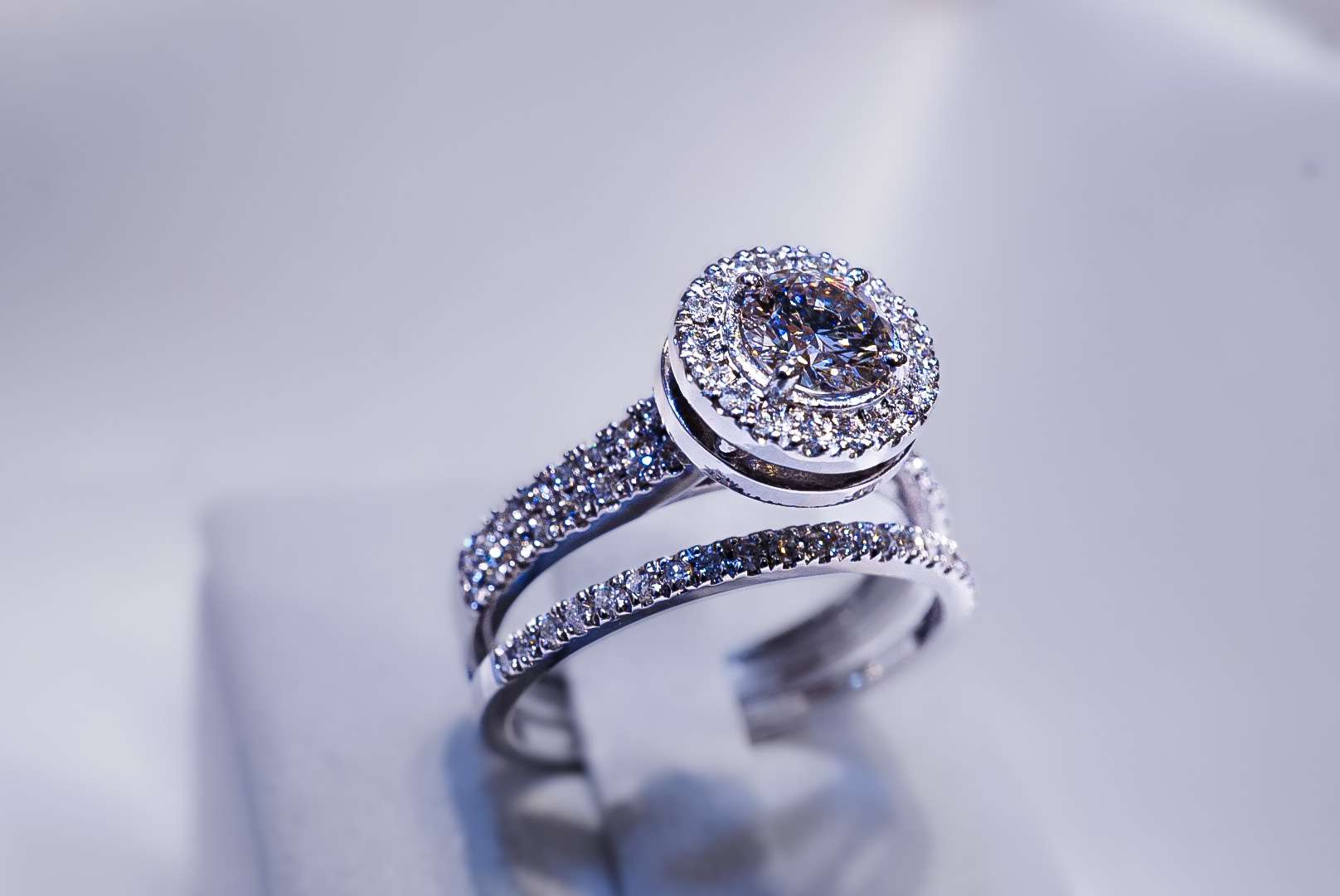 Round Cut Diamond Engagement Ring - Essilux