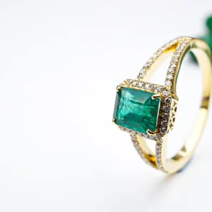 Bold Emerald Ring