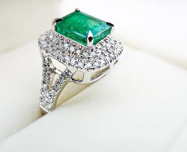 Sparkling Emerald Ring 2