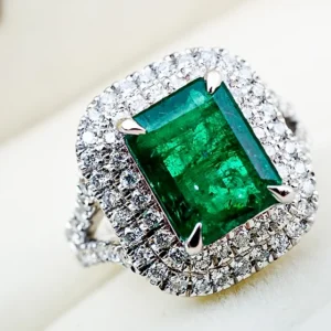 Sparkling Emerald Ring